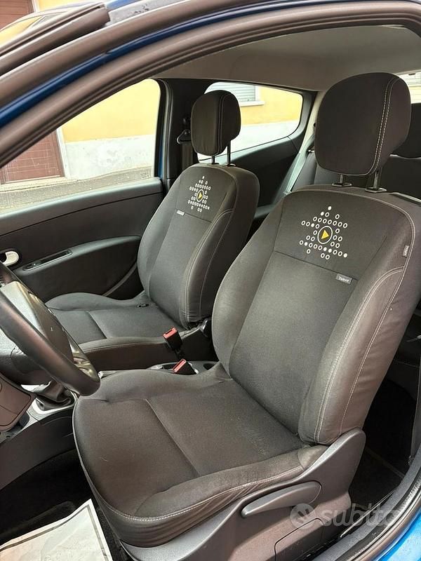 Usata Renault Clio III 75 CV (55 kW) 2011 Berlina