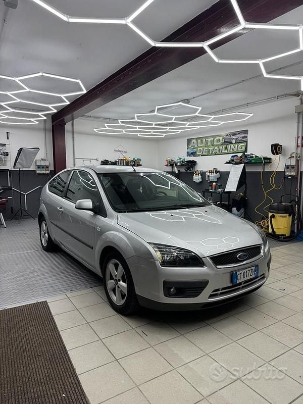 Grigio Usata 2005 Ford Focus Tre volumi | 2900 € (Buon prezzo) - Immagine 1/4