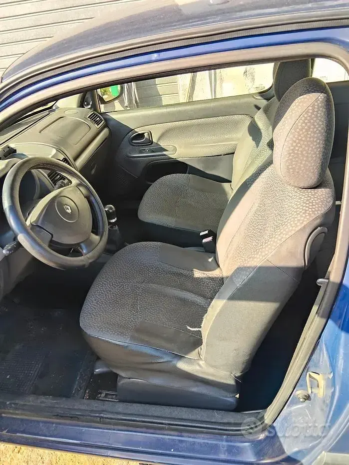 Usata Renault Clio II Dynamique 68 CV (50 kW) 2007 Blu Berlina
