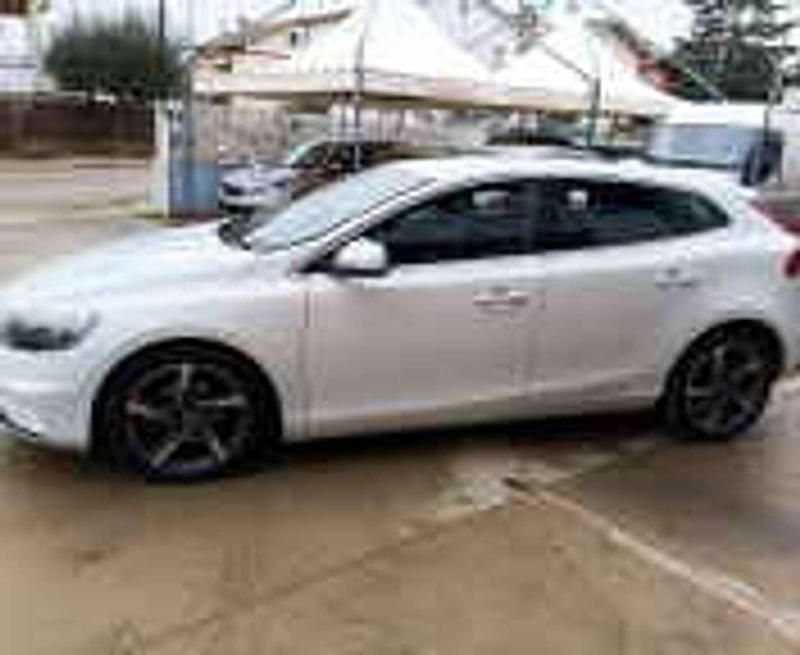 Gebraucht Volvo V40 R-Design Momentum 114 PS (83 kW) 2015 Weiß Limousine