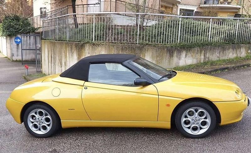 Usata Alfa Romeo Spider 144 CV (105 kW) 2000 Giallo Cabrio