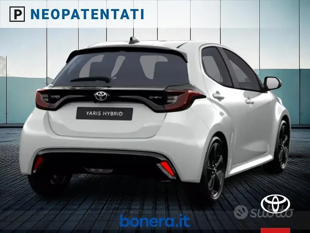 Ny Toyota Yaris Hybrid Premium 131 HK (96 kW) 2026 Vit Sedan