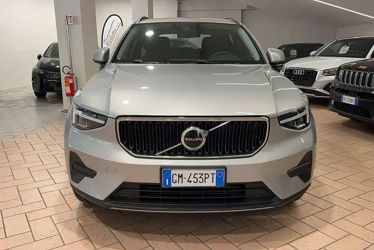 Usata Volvo XC40 129 CV (94 kW) 2023 Silver down met. SUV