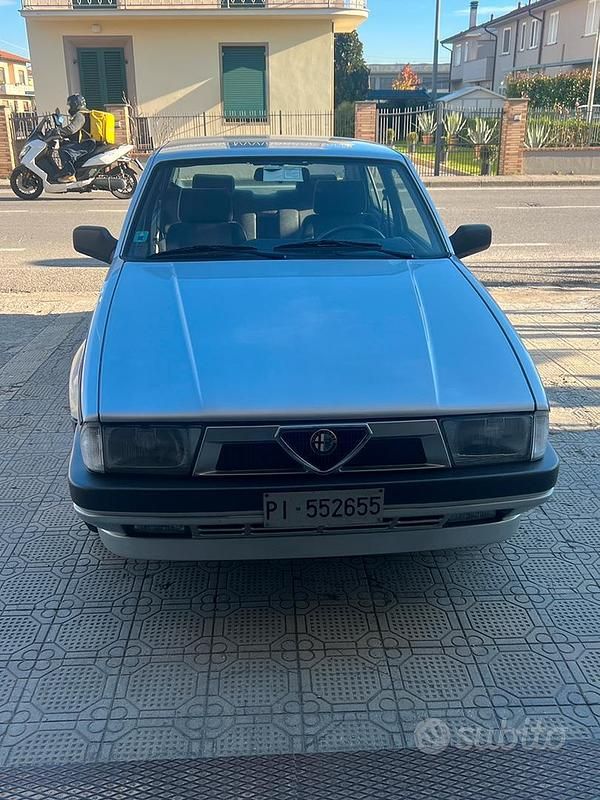Usata Alfa Romeo 75 148 CV (108 kW) 1990 Grigio Berlina