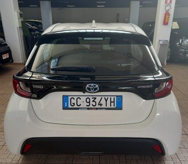 Usata Toyota Yaris Hybrid Active 73 CV (53 kW) 2020 Bianco Berlina