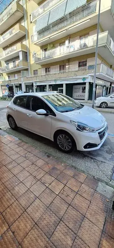 Usata Peugeot 208 Active 82 CV (60 kW) 2017 Bianco Utilitaria