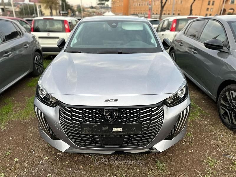 Usata Peugeot 208 Allure 101 CV (74 kW) 2025 Grigio Utilitaria