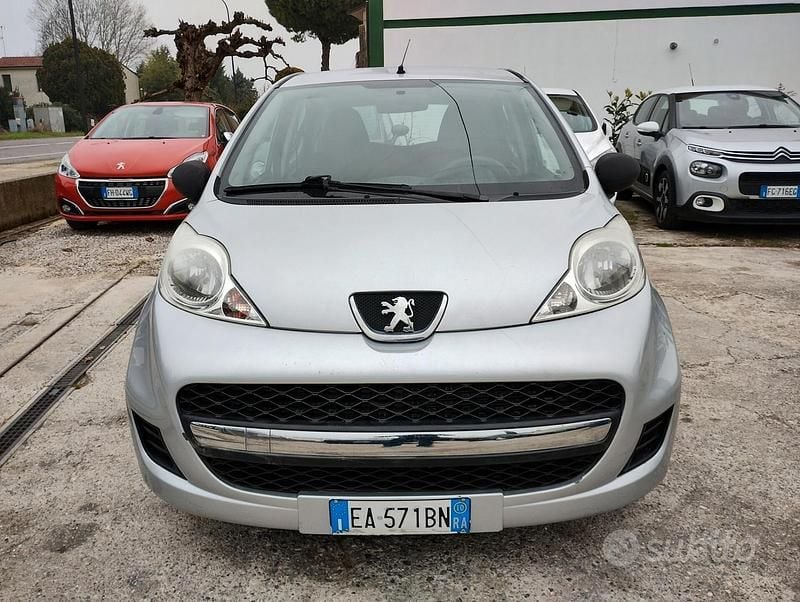 Usata Peugeot 107 68 CV (50 kW) 2010 Grigio Utilitaria