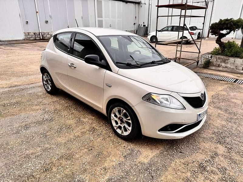 Usata Lancia Ypsilon Platinum 95 CV (69 kW) 2015 Bianco Utilitaria