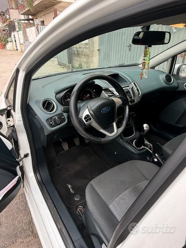 Bianco Usata 2012 Ford Fiesta Utilitaria | 2700 € (Super prezzo) - Immagine 1/4