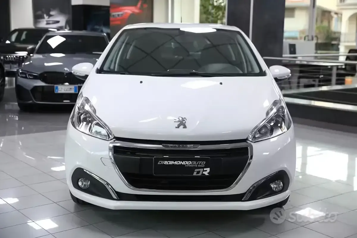 Gebraucht Peugeot 208 Active 82 PS (60 kW) 2017 Weiß Kleinwagen
