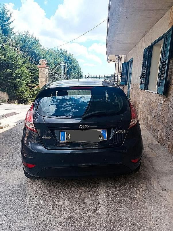 Usata Ford Fiesta 75 CV (55 kW) 2012 Blu Utilitaria