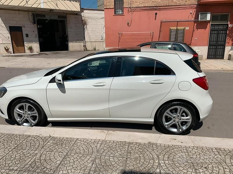 Bianco Usata 2014 Mercedes A180 Tre volumi | 9500 € - Immagine 1/4