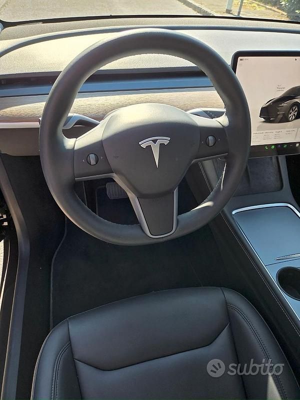 Usata Tesla Model Y RWD 250 kW (340 CV) 2024 Nero SUV