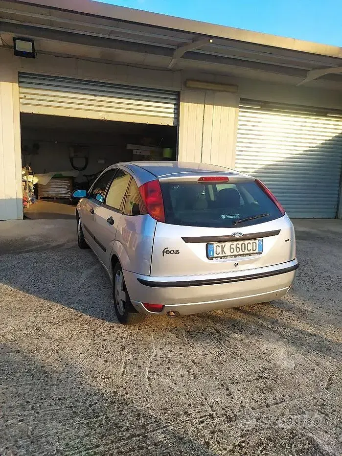 Usata Ford Focus 100 CV (73 kW) 2004 Grigio Berlina