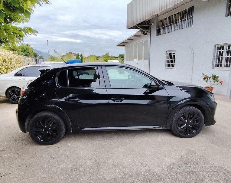 Second-hand Peugeot e-208 57 kW (78 CP) 2022 Negru Hatchback