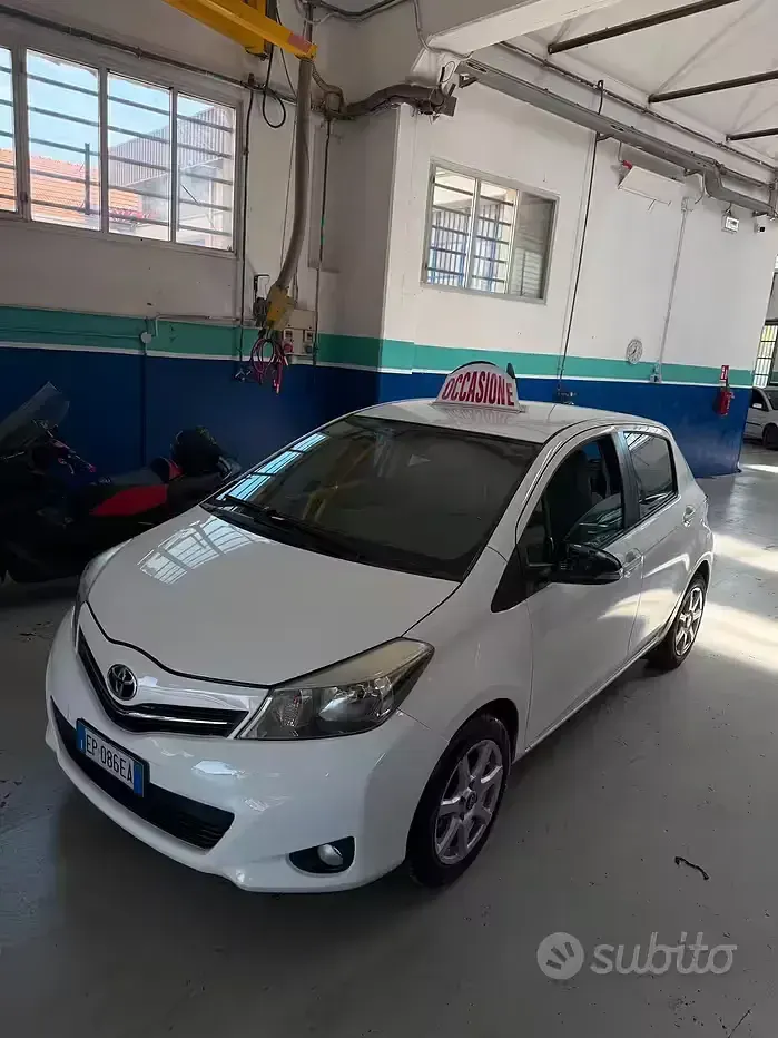 Usata Toyota Yaris Active 69 CV (50 kW) 2013 Bianco Utilitaria