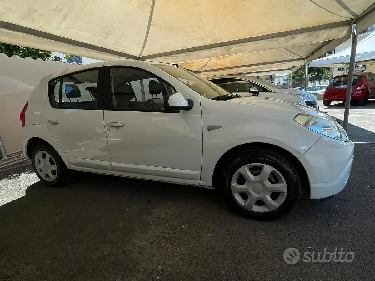 Usata Dacia Sandero Lauréate 72 CV (52 kW) 2010 Bianco Berlina