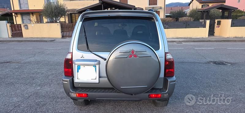 Usata Mitsubishi Pajero 160 CV (117 kW) 2004 Grigio SUV