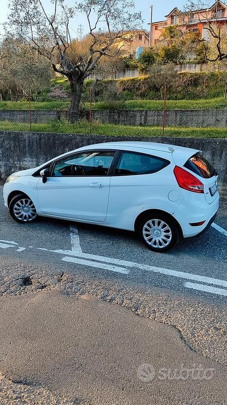 Usata Ford Fiesta 68 CV (50 kW) 2010 Bianco Utilitaria