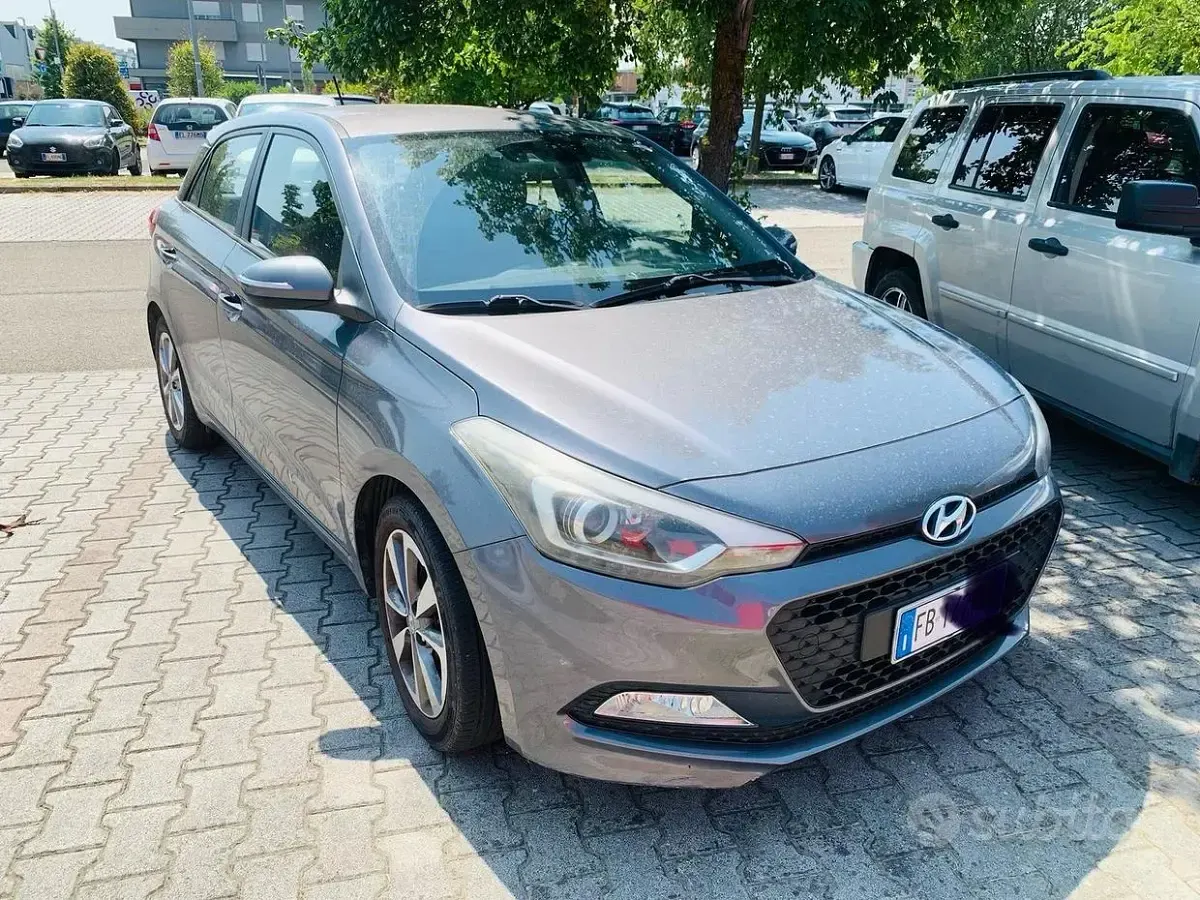 Usata Hyundai i20 90 CV (66 kW) 2015 Grigio Berlina