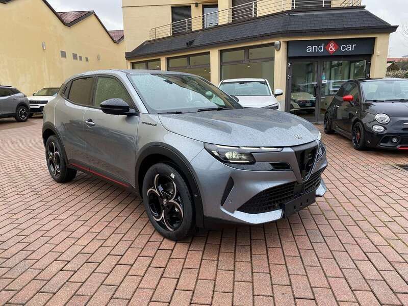Käytetty Alfa Romeo Junior Edizione Speciale 136 HP (100 kW) 2024 Harmaa Katumaasturi