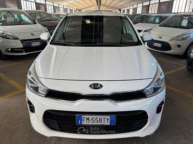 Usado Kia Rio 101 HP (74 kW) 2018 Branco Sedan