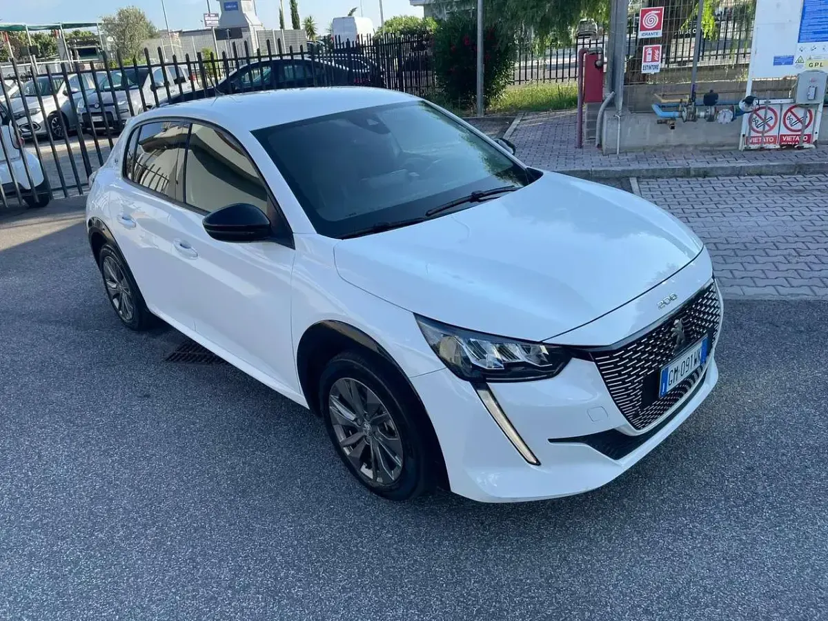 Usata Peugeot e-208 Allure 56 kW (77 CV) 2023 Bianco Utilitaria