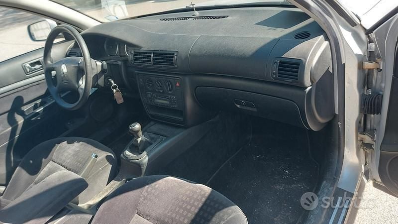 Usata VW Passat 130 CV (95 kW) 2003 Grigio Berlina
