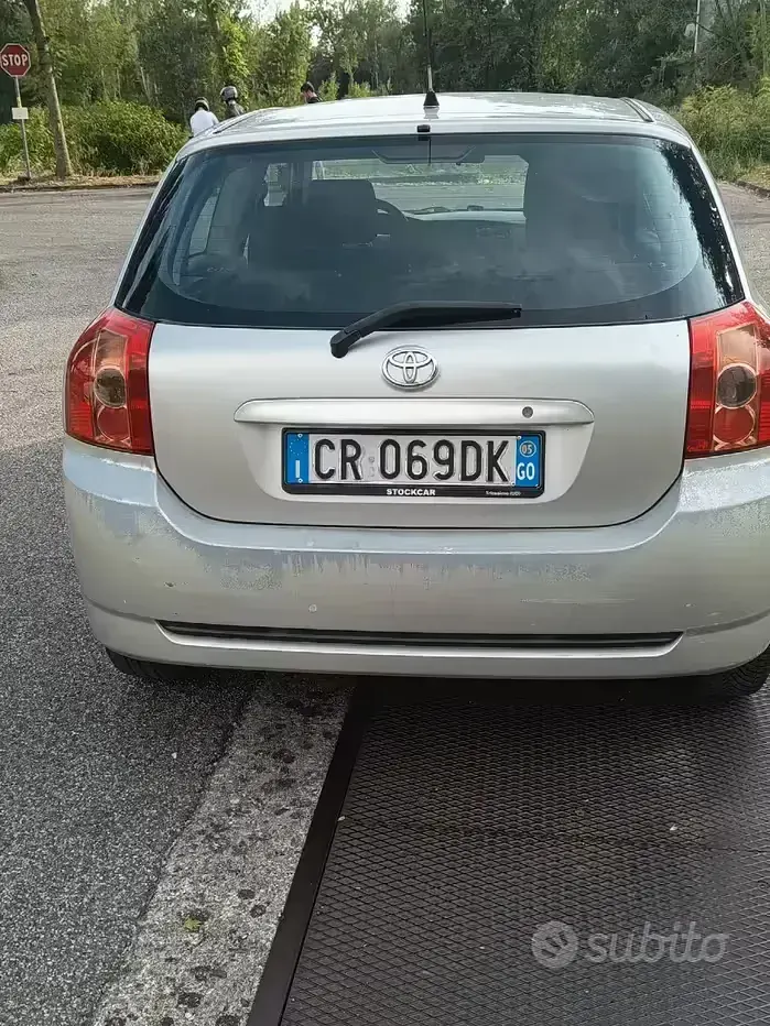Usata Toyota Corolla 90 CV (66 kW) 2005 Grigio Berlina