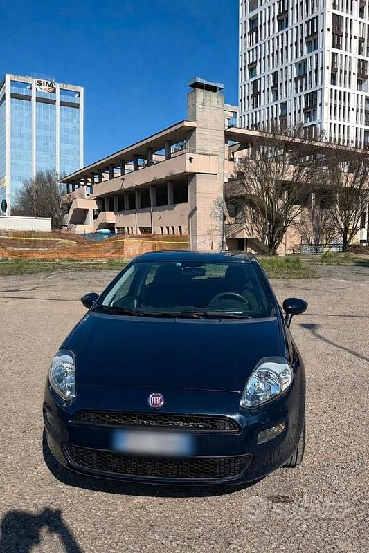 Usata Fiat Punto Lounge 69 CV (50 kW) 2015 Blu Utilitaria