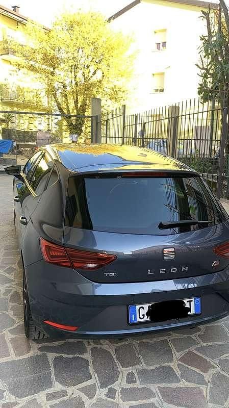 Käytetty Seat Leon FR 131 HP (96 kW) 2020 Harmaa Sedan