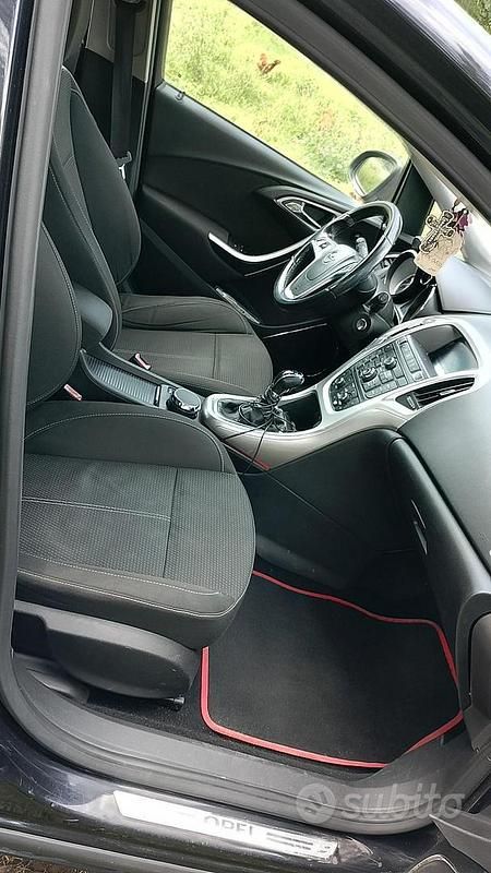 Käytetty Opel Astra 180 HP (132 kW) 2010 Musta Sedan