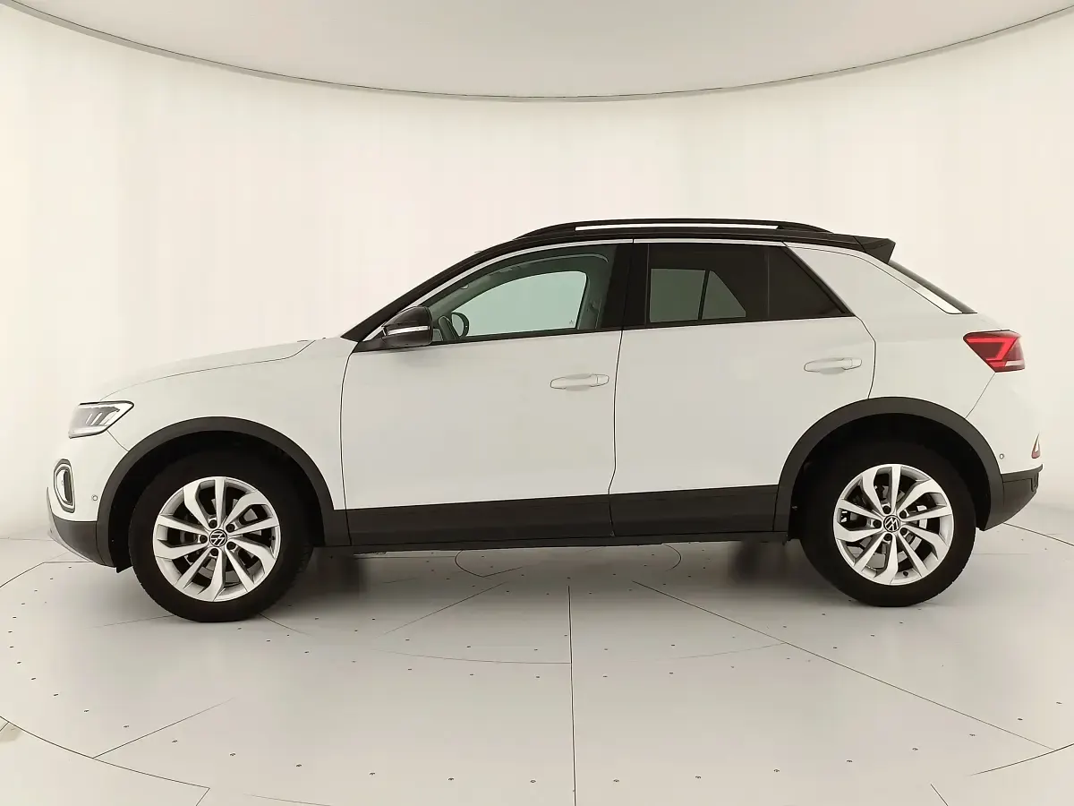 Usata VW T-Roc Life 116 CV (85 kW) 2023 Pure white nero SUV