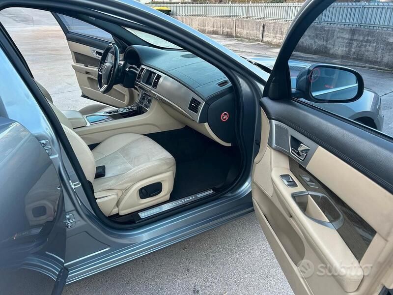 Usata Jaguar XF 200 CV (147 kW) 2014 Grigio Berlina