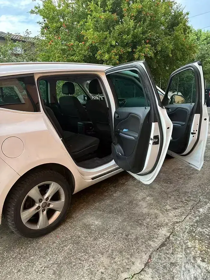Usata Opel Zafira Tourer 150 CV (110 kW) 2013 Bianco Monovolume