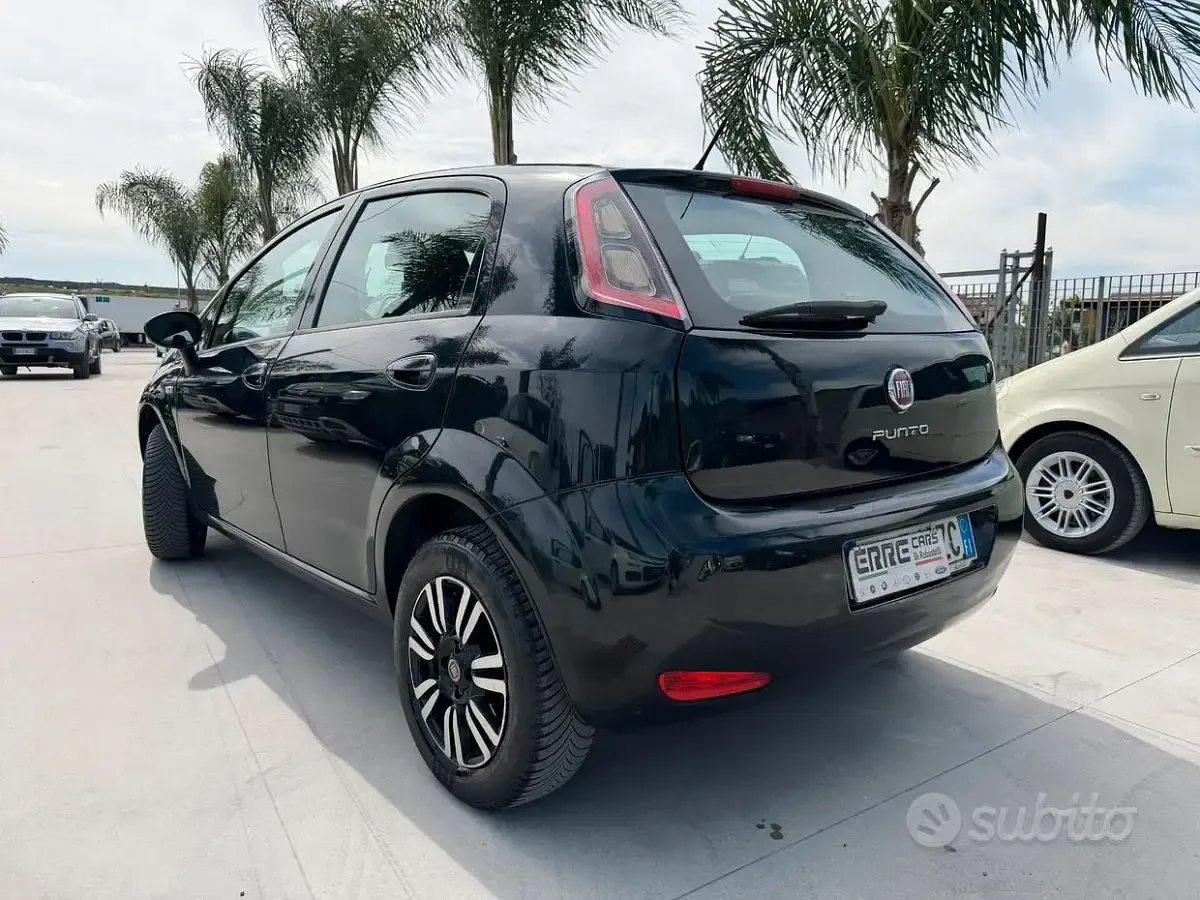 Usado Fiat Punto 77 CV (56 kW) 2014 Negro Utilitario