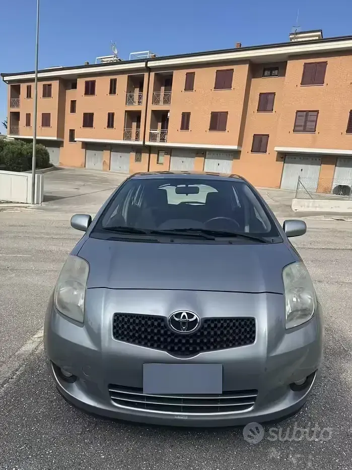 Usata Toyota Yaris Sol 90 CV (66 kW) 2008 Grigio Utilitaria