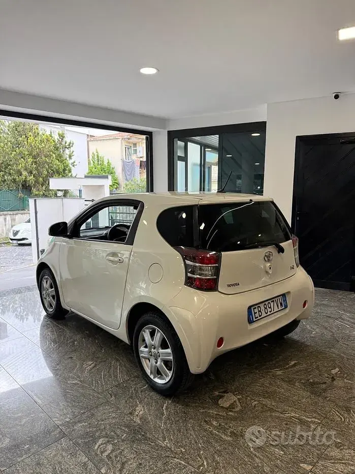 Usata Toyota iQ 68 CV (50 kW) 2010 Bianco Utilitaria