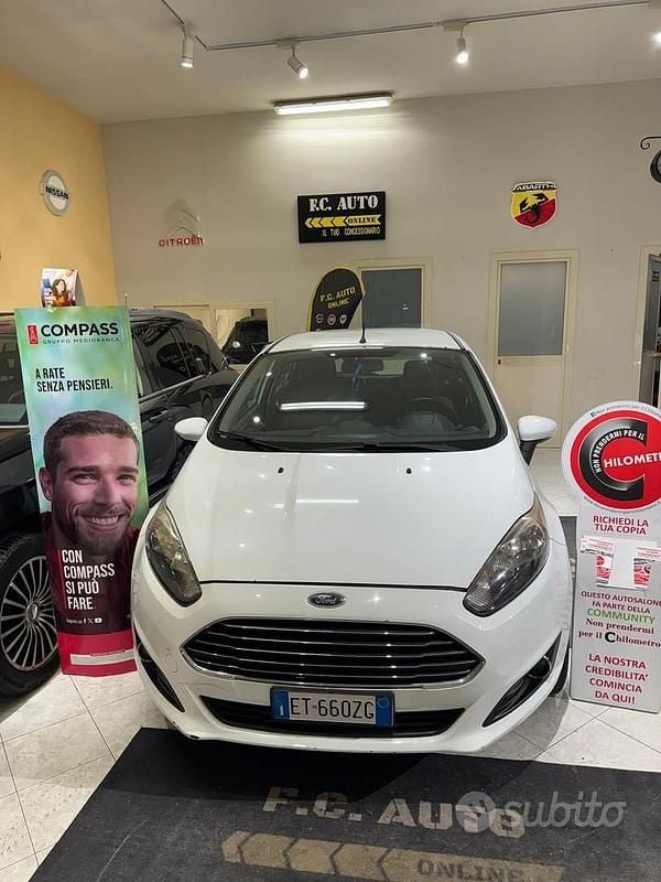Usata Ford Fiesta Titanium 75 CV (55 kW) 2014 Bianco Utilitaria