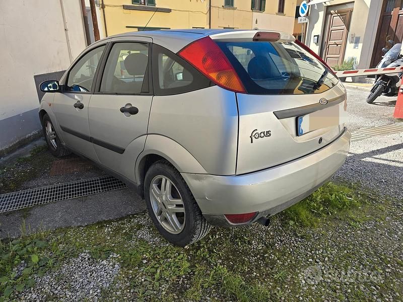 Usata Ford Focus Zetec 101 CV (74 kW) 2000 Grigio Berlina