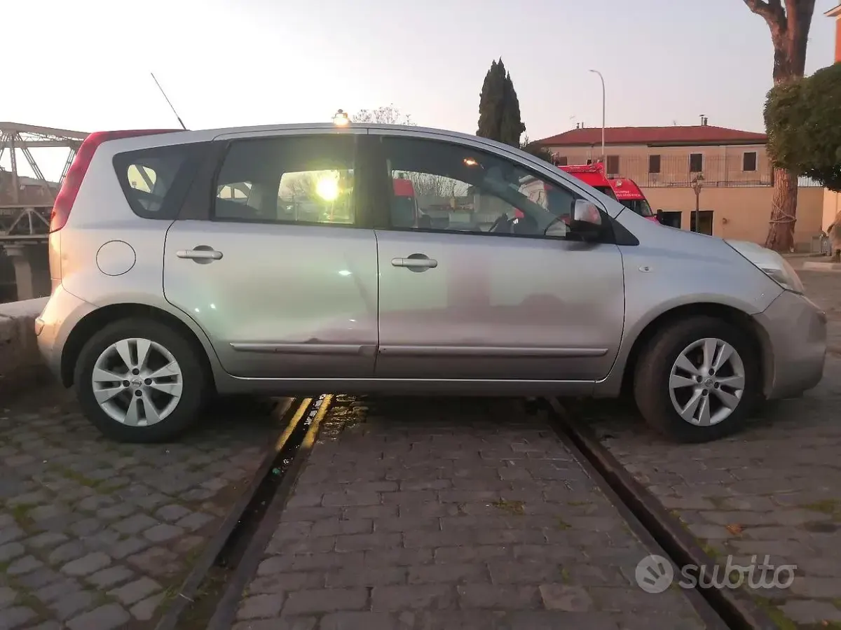 Usata Nissan Note 103 CV (75 kW) 2010 Grigio Utilitaria