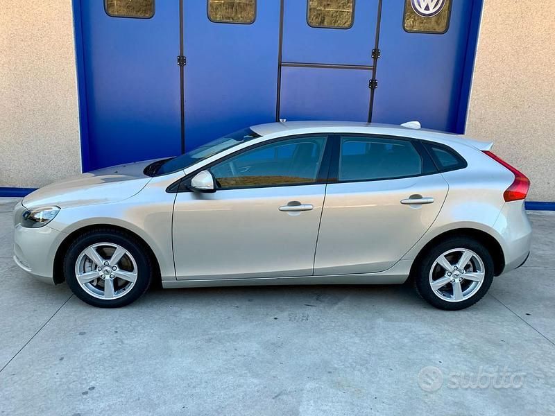 Usata Volvo V40 Kinetic 150 CV (110 kW) 2017 Grigio metallizzato Berlina