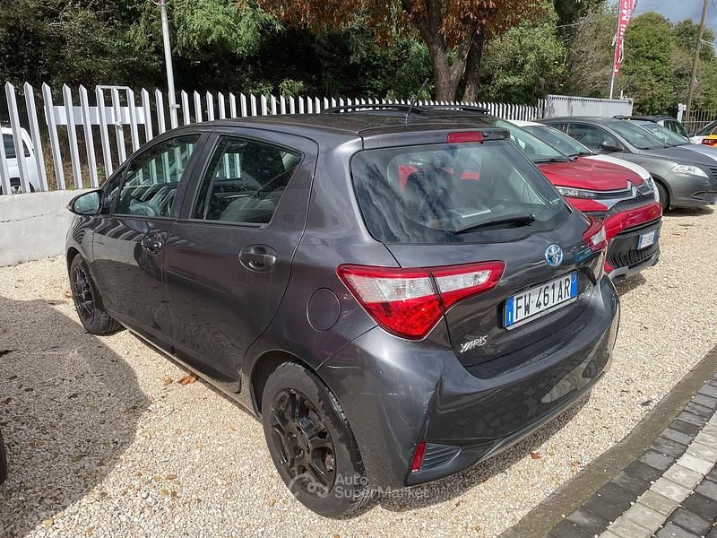 Usata Toyota Yaris 101 CV (74 kW) 2019 Gray Berlina