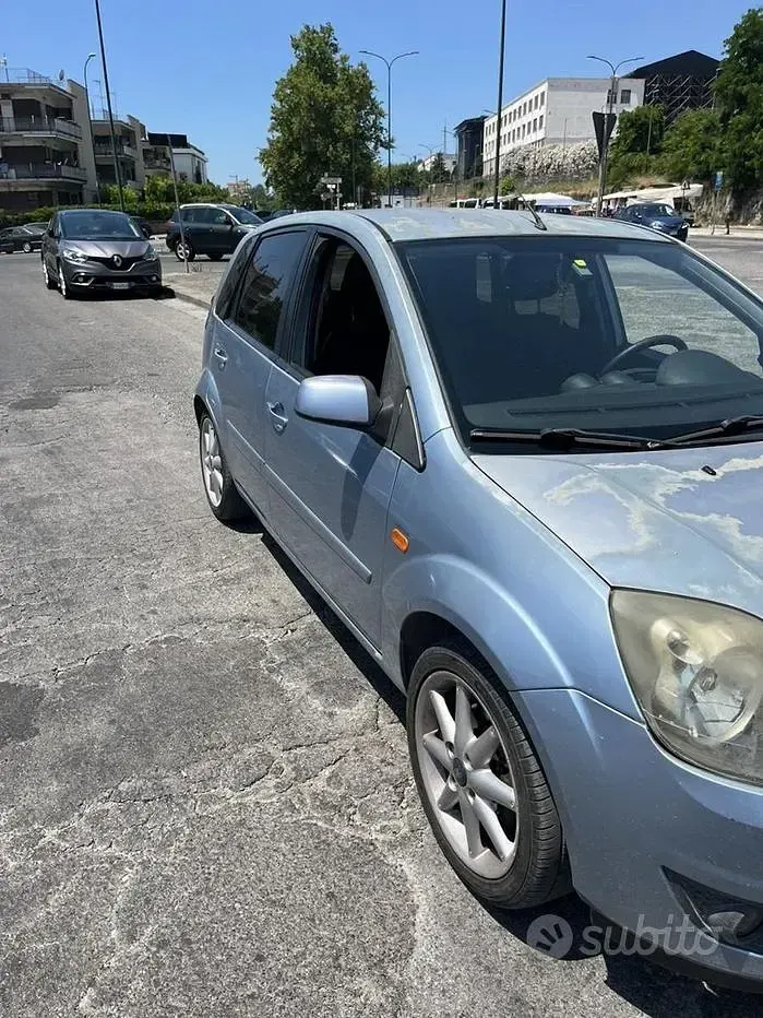 Usata Ford Fiesta Titanium 75 CV (55 kW) 2007 Bluazzurro Utilitaria