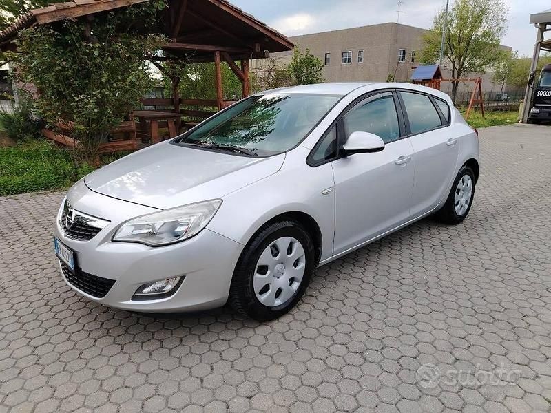 Argento Usata 2010 Opel Astra Cosmo Tre volumi | 2990 € (Buon prezzo) - Immagine 1/4