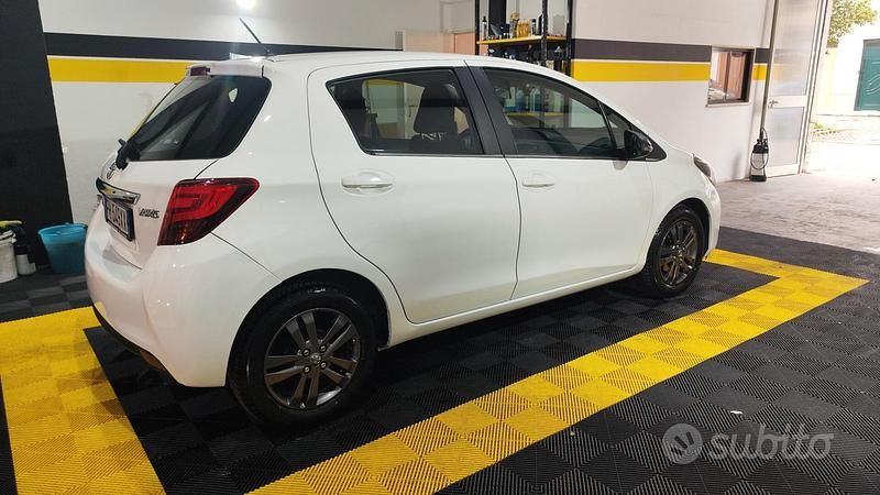 Usata Toyota Yaris Lounge 69 CV (50 kW) 2017 Bianco Berlina
