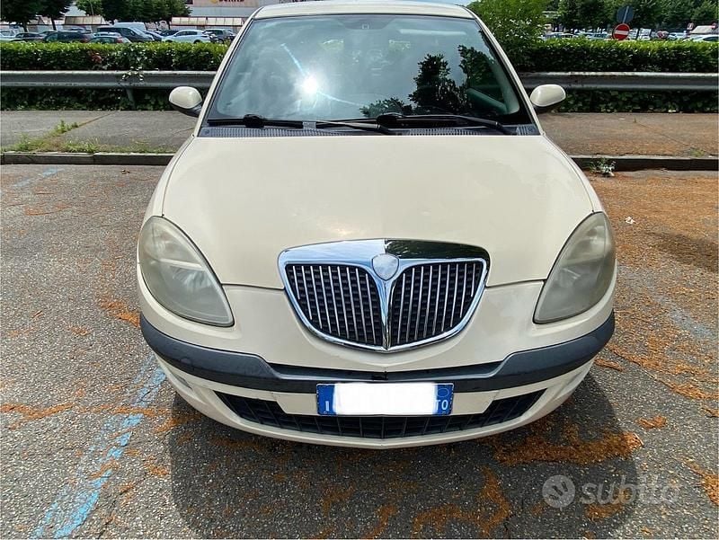 Usata Lancia Ypsilon 60 CV (44 kW) 2003 Giallo Utilitaria
