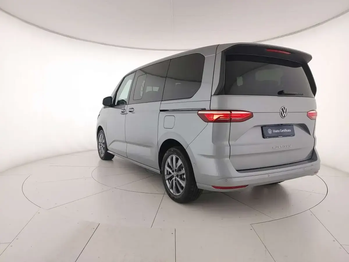 Nuova VW Multivan Life 150 CV (110 kW) 2026 Argento mono metallizzato Monovolume