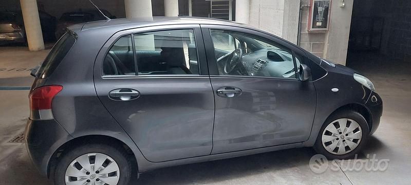 Usata Toyota Yaris Sol 90 CV (66 kW) 2009 Grigio Utilitaria